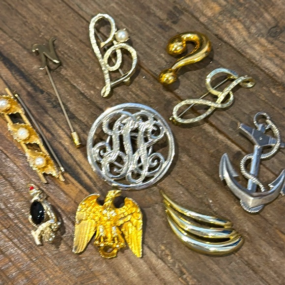Vintage Gold Tone and Silver Tone Brooch Pins Bundle 10 Pieces - Picture 1 of 9